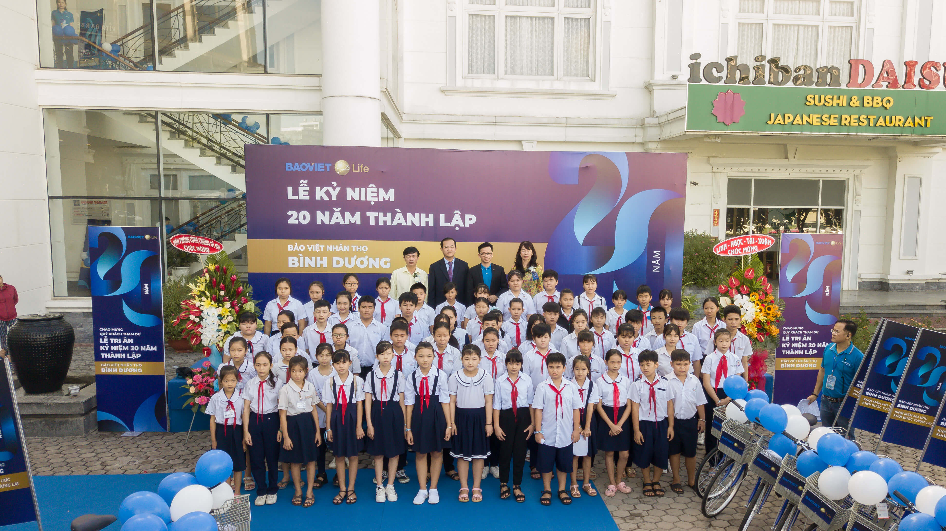 Công ty Bảo Việt Nhân thọ Bình Dương: Trao học bổng cho học sinh có hoàn cảnh khó khăn